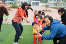 Cô cổ động viên cho các con tham gia trò chơi rất nhiệt tình