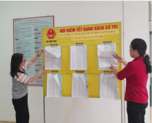 Người dân xã Kim Thư (Huyện Thanh Oai) xem danh sách cử tri lấy ý kiến việc sắp xếp đơn vị hành chính cấp xã tại trụ sở UBND xã.