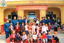 Cô và trò trường mầm non Đỗ Động tặng hoa các chú bộ đội nhân ngày 22/12