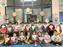 Các bé 3 tuổi C1 làm thiệp chúc mừng các bà, các mẹ, các cô giáo nhân ngày Quốc tế phụ nữ 8/3