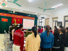 Chi bộ trường mầm non Đỗ Động tổ chức kết nạp đảng viên cho 02 quần chúng Trương Thị Quỳnh và Dương Thị Hiền