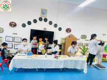 Các y bác sỹ khám sức khỏe cho trẻ