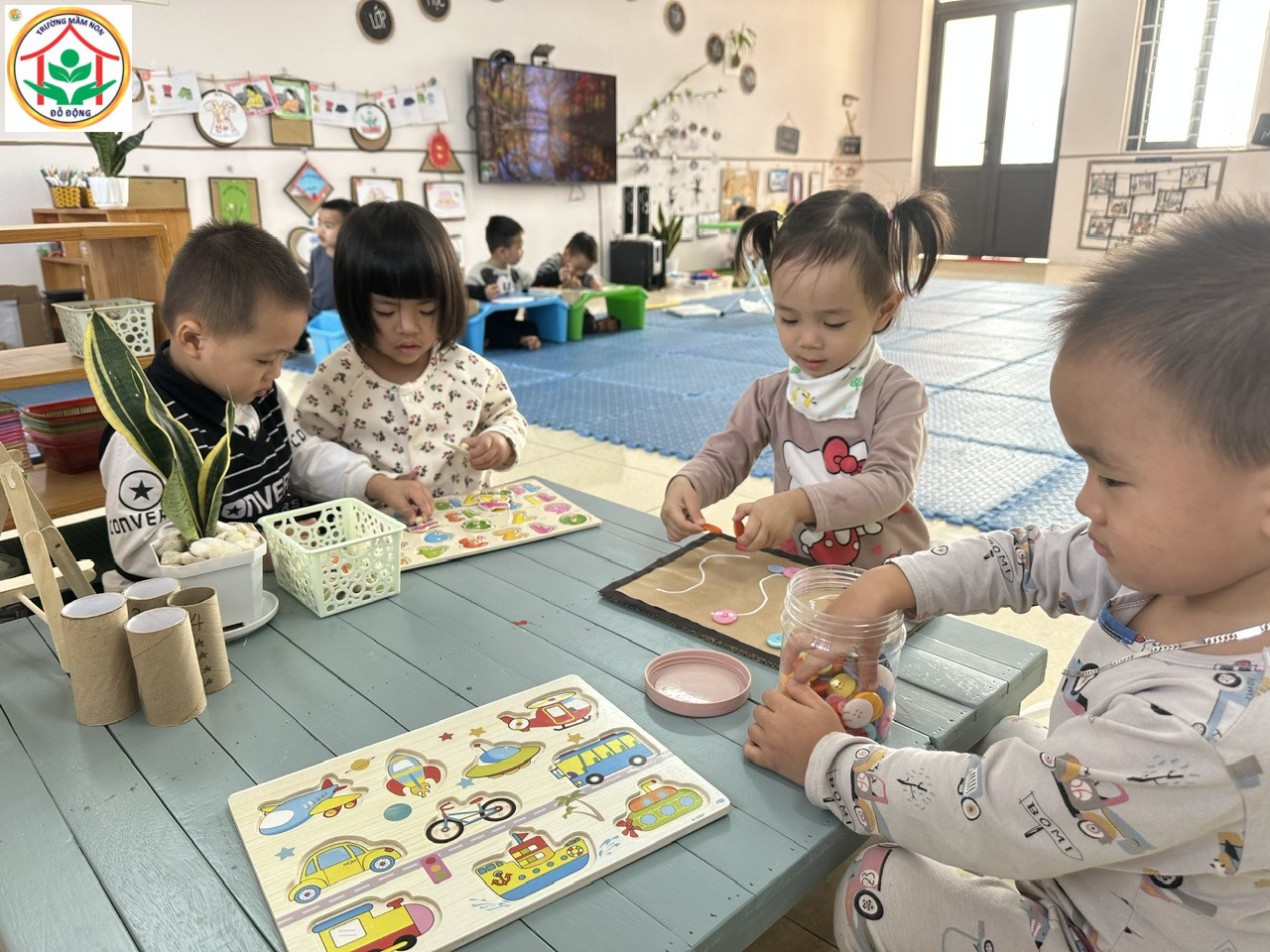 Các bé lớp 3 tuổi C2 tham gia hoạt động góc