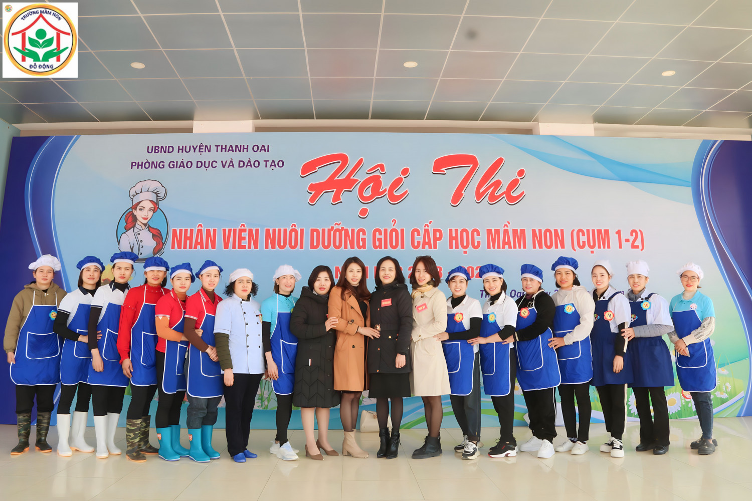 Ảnh chụp: Ban giám khảo và các cô nuôi dự thi Nhân viên nuôi dưỡng giỏi cấp học mầm non (Cụm 1,2)