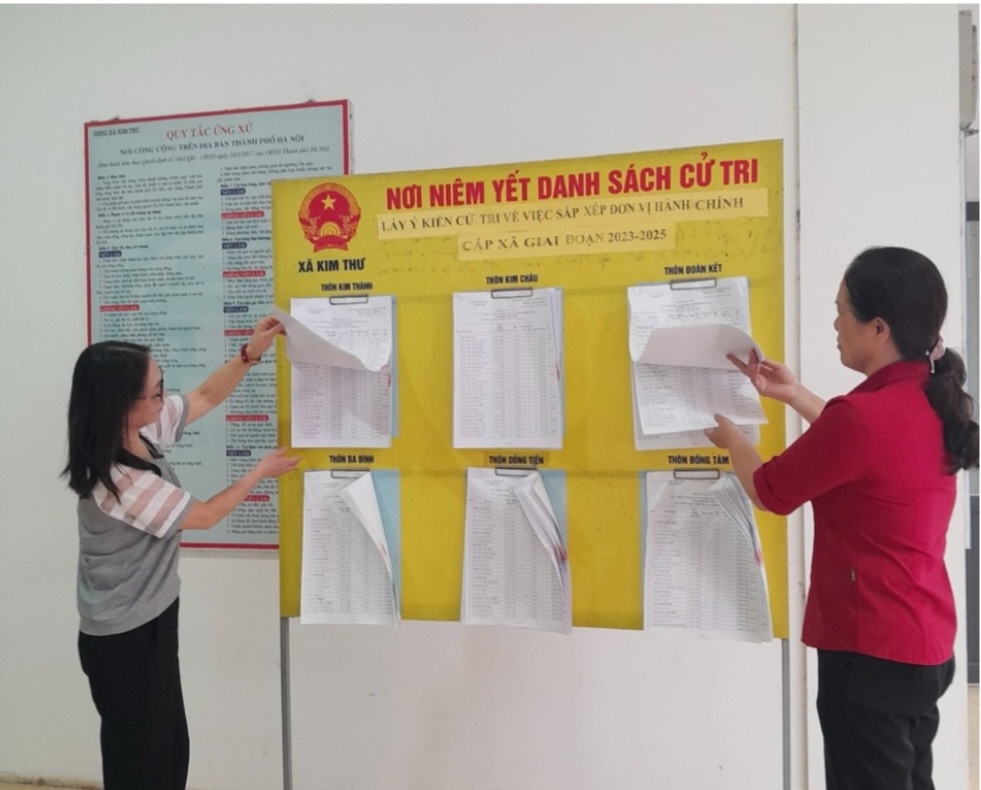 Người dân xã Kim Thư (Huyện Thanh Oai) xem danh sách cử tri lấy ý kiến việc sắp xếp đơn vị hành chính cấp xã tại trụ sở UBND xã.