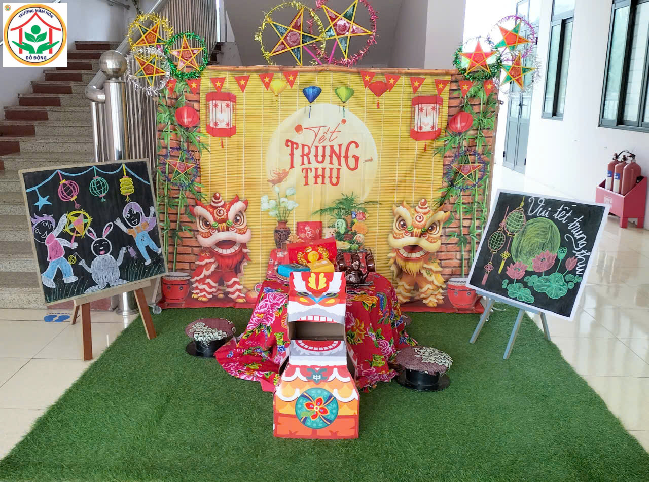 Công tác trang trí chuẩn bị tết trung thu của cô và bé khối 3 tuổi