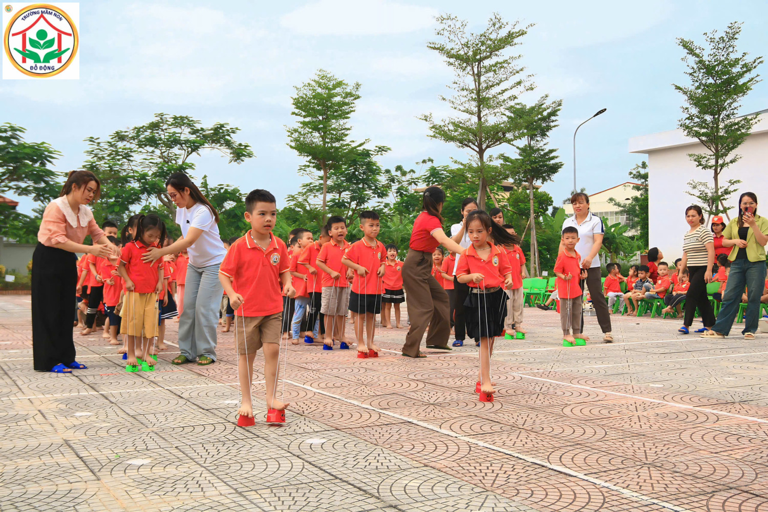 Khối 5 tuổi tham gia trò chơi "Đi cà kheo"