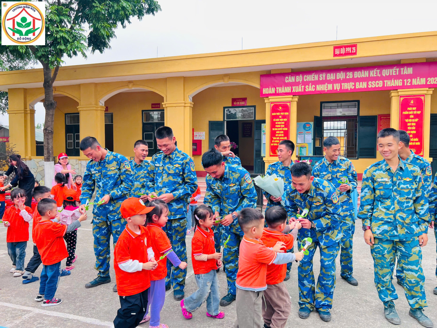Các cháu trường mầm non Đỗ Động tặng hoa và quà cho các chú bộ đội.