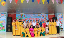 Các vị đại biểu khách các đồng chí nguyên là HT,PHT, GV nghỉ hưu chuyển công tác chụp ảnh lưu niệm cùng nhà trường