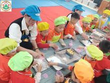 Cô và trẻ cùng tham hoạt động trải nghiệm làm bánh bằng bột mỳ